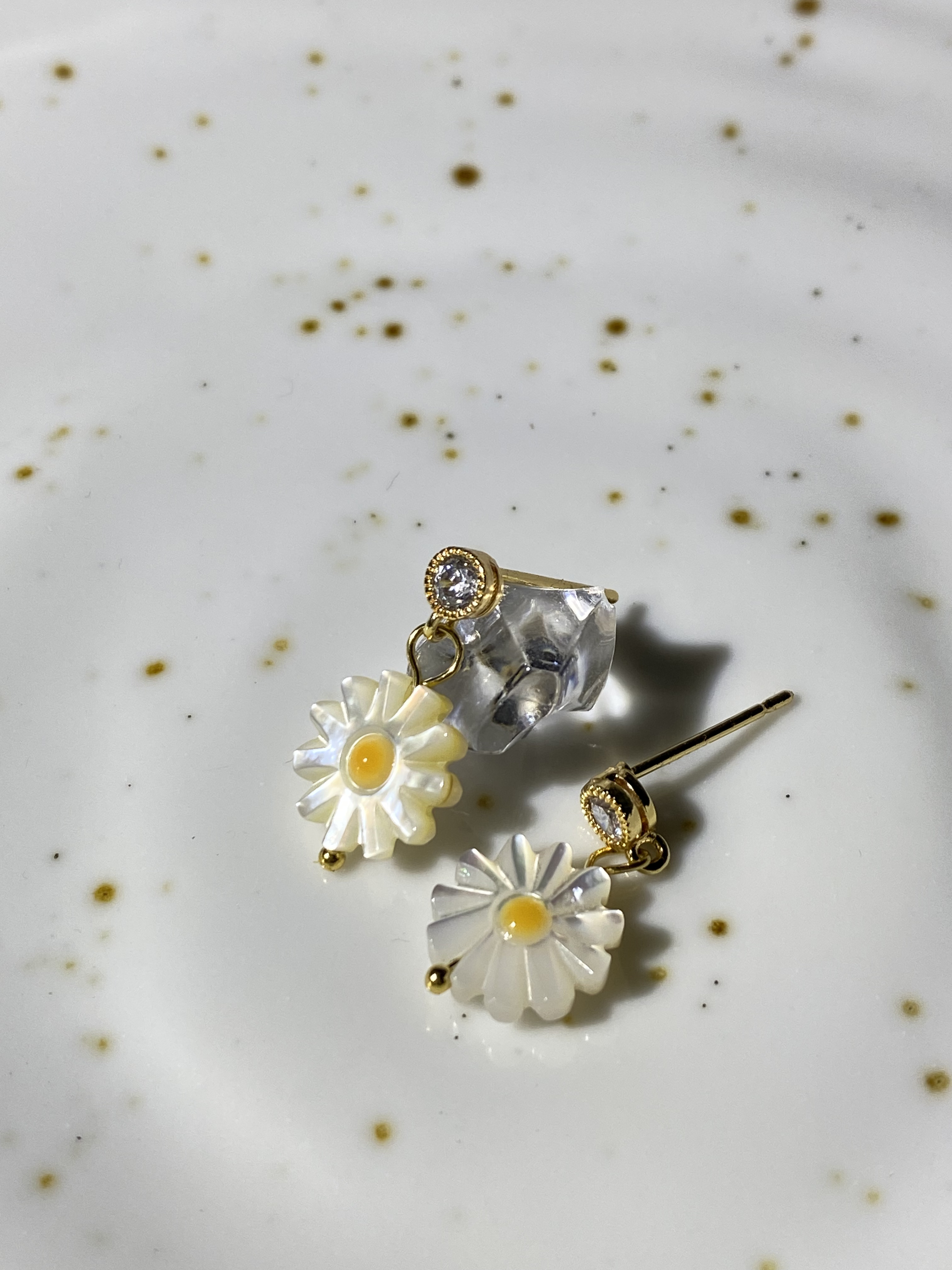 Gold plated daisy earring, flower earrings, cute earrings